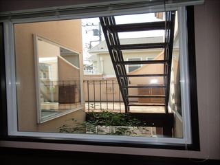 エントランスから見た坪庭
